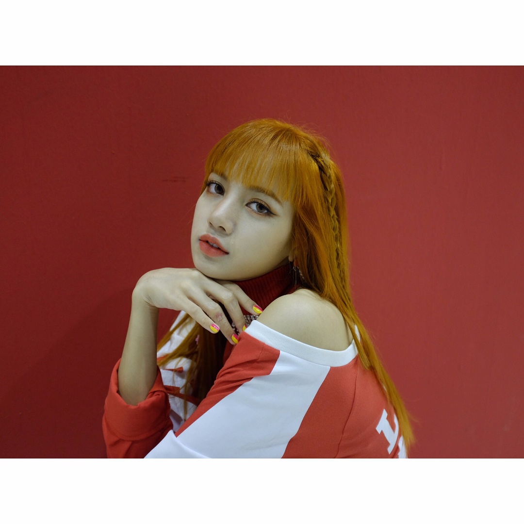粉絲們都知道BLACK PINK的忙內LISA有個人的TV頻道了嗎?
雖然是LISA個人的頻道但其他成員也會出現哦~