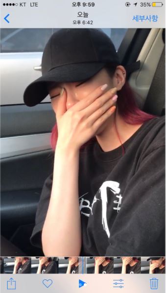 最近連續兩首歌「掛窗簾」攻頂各大音源的solo女歌手Heize就在IG上公開一張自己掩面大哭的照片。不過孝琳一開口讓Heize大哭的理由很可愛,不是因為孝琳說了什麼,而是孝琳「唱」了什麼。Heize寫下自己和孝琳到漢江「約會」,但孝琳的歌聲實在太療癒,自己聽著聽著忍不住嚎啕大哭,還說哭到讓自己不好意思上傳影片,只好用照片取代
