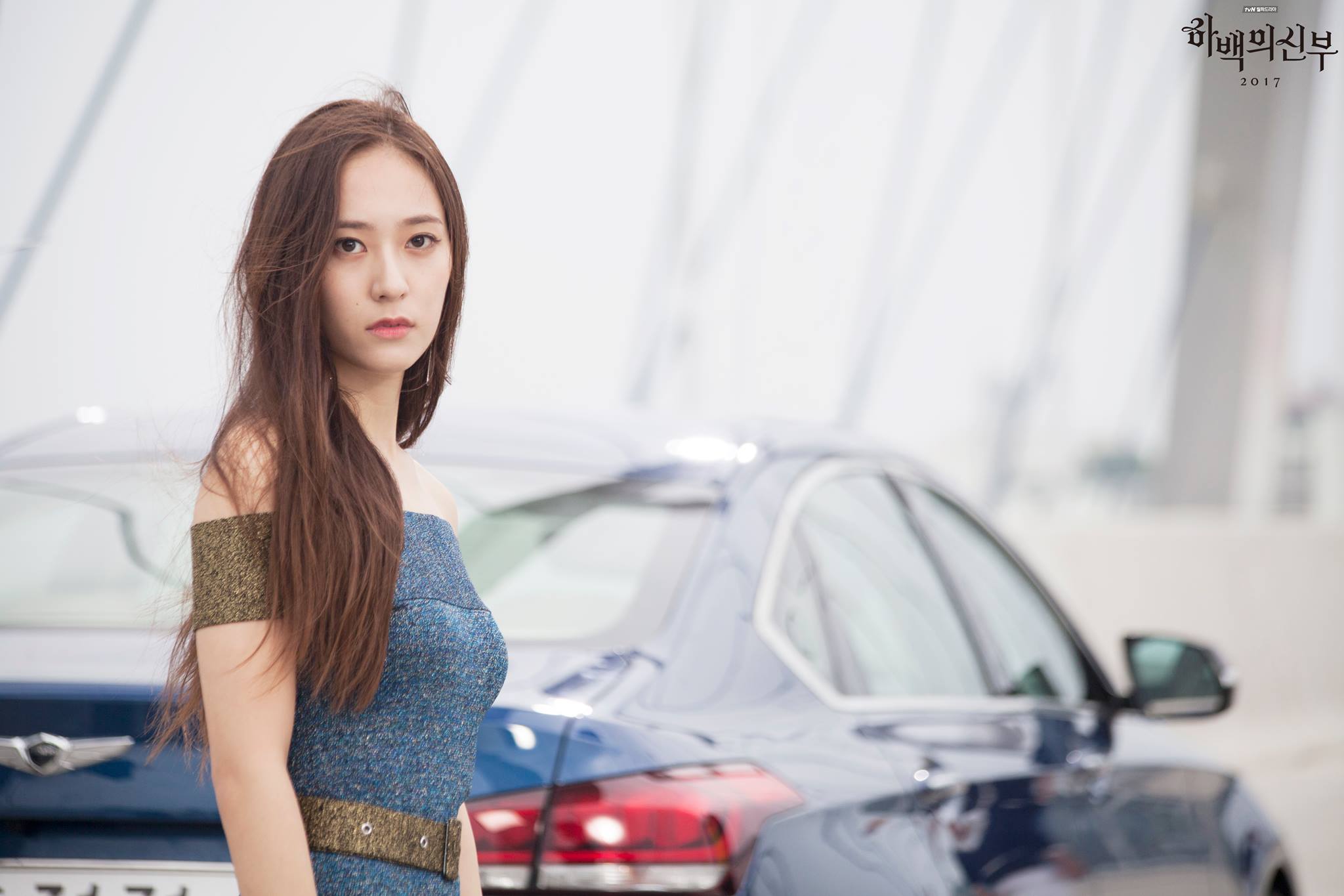 而最近Krystal在拍攝 tvN 新劇《河伯的新娘 2017》,而大家都知道韓國電視劇的拍攝方式相當辛苦,可能會連續的熬夜拍攝,所以不管是主演們、導演或是工作人員都是相當辛苦的~