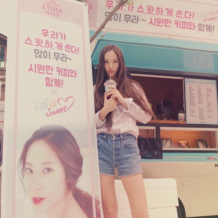而昨日則是Etude House準備了餐車,
而上面寫著
「武羅(Krystal劇中的名字) 很Sweet的請客啦!大家盡量吃吧!跟冰涼的咖啡一起!」
Krystal果然是Etude House的代表性代言人啊!不然Etude House也不會準備餐車啊~