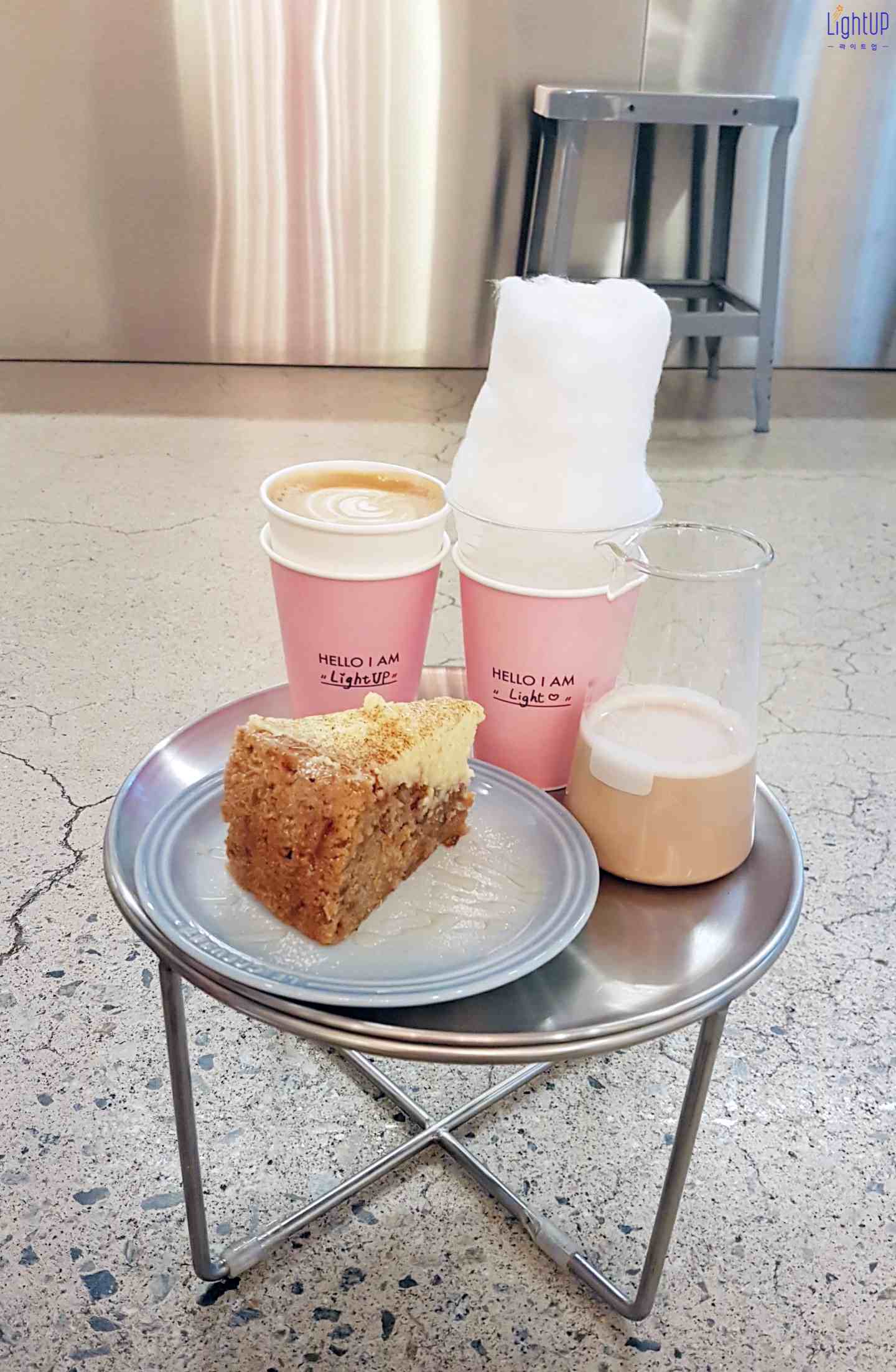 餐點: 熱咖啡拿鐵 + 冰Gumho hill + 手工胡蘿蔔蛋糕
試吃心得
冰Gumho hill 比較有話題性,將帶有花香的奶茶淋上,棉花糖會慢慢消失~
但真的就是偏甜 !!
蛋糕札實,奶油香氣十足,盤上還淋了蜂蜜,完全可以滿足嗜甜的小螞蟻們 ^^