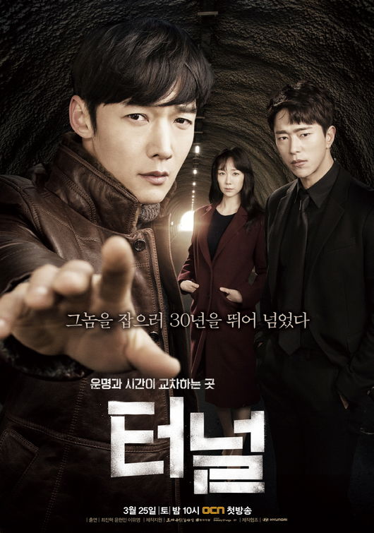 《隧道》
不少觀眾的評價都是「超越《VOICE》級」的作品,男主角飾演為了破案從30年前意外穿越到現代的熱血刑警,沒有《SIGNAL》跳轉時空的燒腦,也沒有《VOICE》的緊迫盯人。但是每件命案都有獨特而且讓人老淚縱橫的點(?),絕對是這部片是神劇的原因