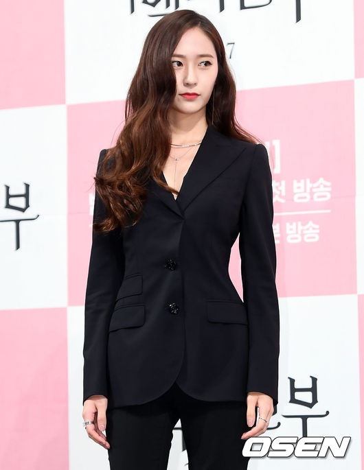 少女時代前成員潔西卡、f(x)Krystal、JYJ朴有天,通過徵選合格的藝人有東方神起允浩、演員高雅羅(已離開)、少女時代、EXO成員們,都是通過這一位星探順利進入SM娛樂並成功出道的阿!!!!