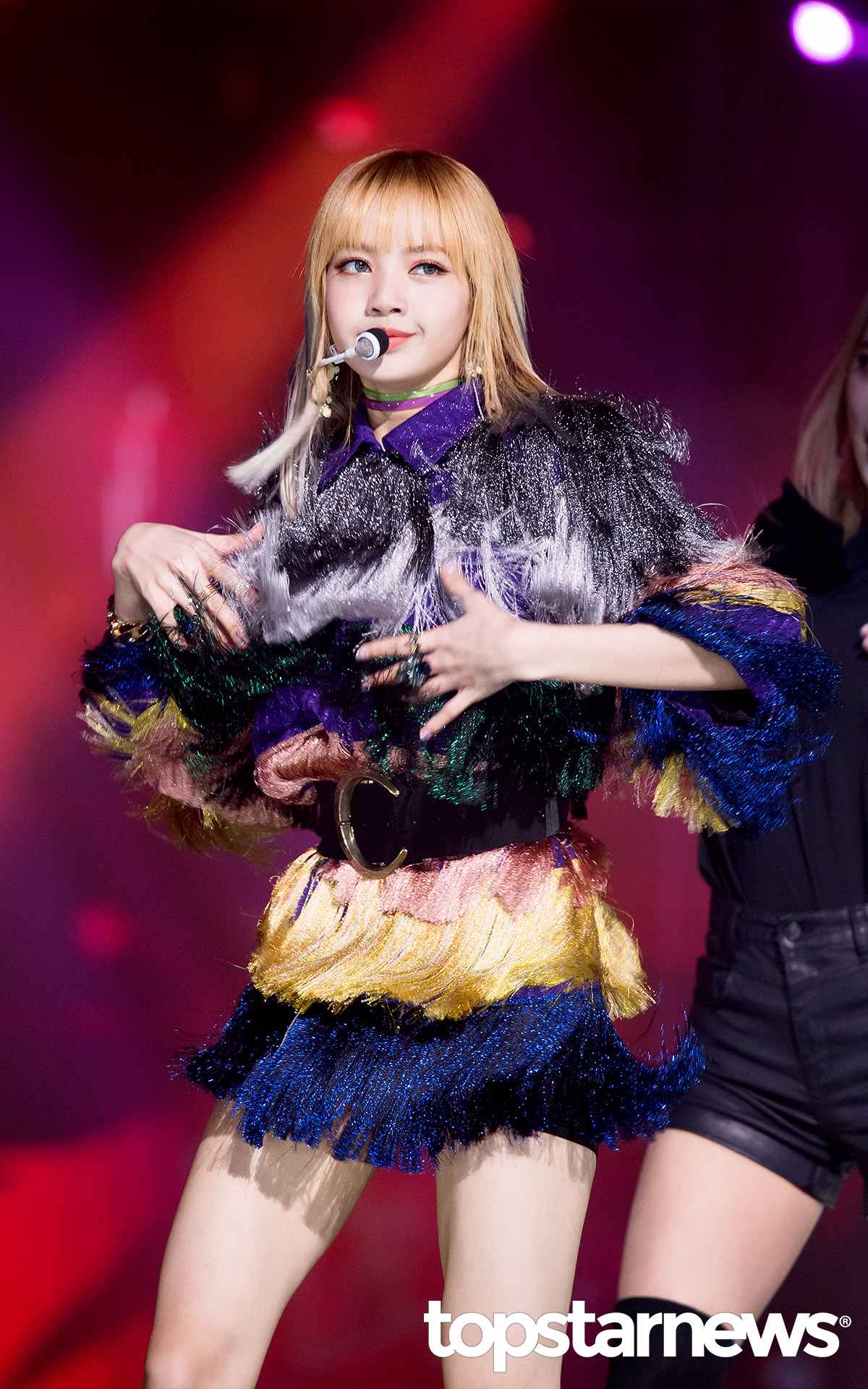 ❀ BLACKPINK Lisa
年紀輕輕的Lisa擁有相當深厚的舞蹈功底,舞台上更是霸氣滿分~~ 讓身為女生的小編都想大叫歐巴!而最近韓網也流傳一支Lisa私服綵排的影片,不僅身材令人羨慕就連觀看數超級驚人!