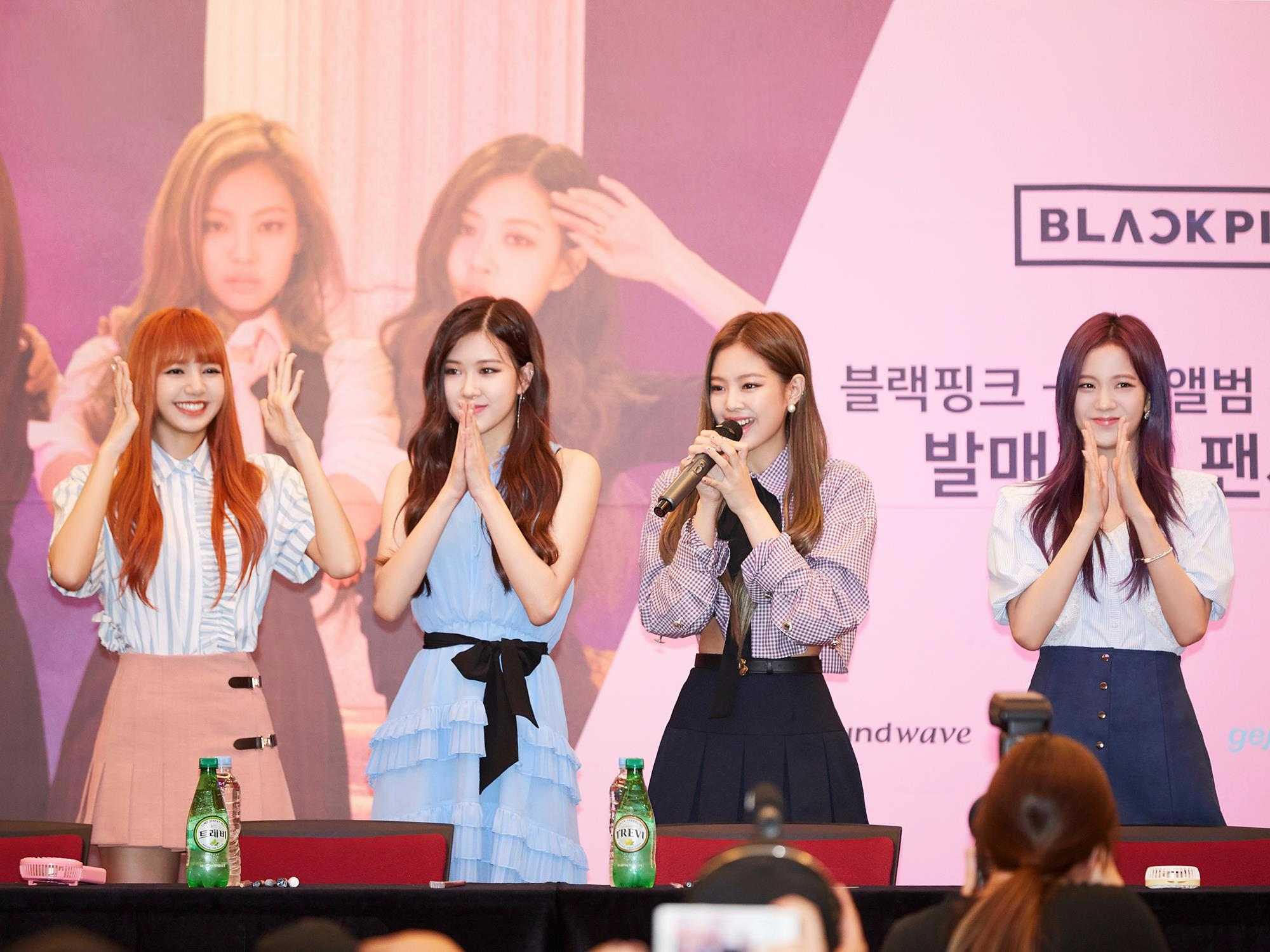 上週在日本武道館舉行 showcase的BLACKPINK真的是取得了相當巨大的成功啊!而此次showcase也吸引了1萬4千名的粉絲與粉墨一同狂歡呢!
而在showcase舉行前,就有超過原定席次數十倍的人數的粉絲,表達意願希望能夠參與本次showcase,可見粉墨在日本的人氣呢!