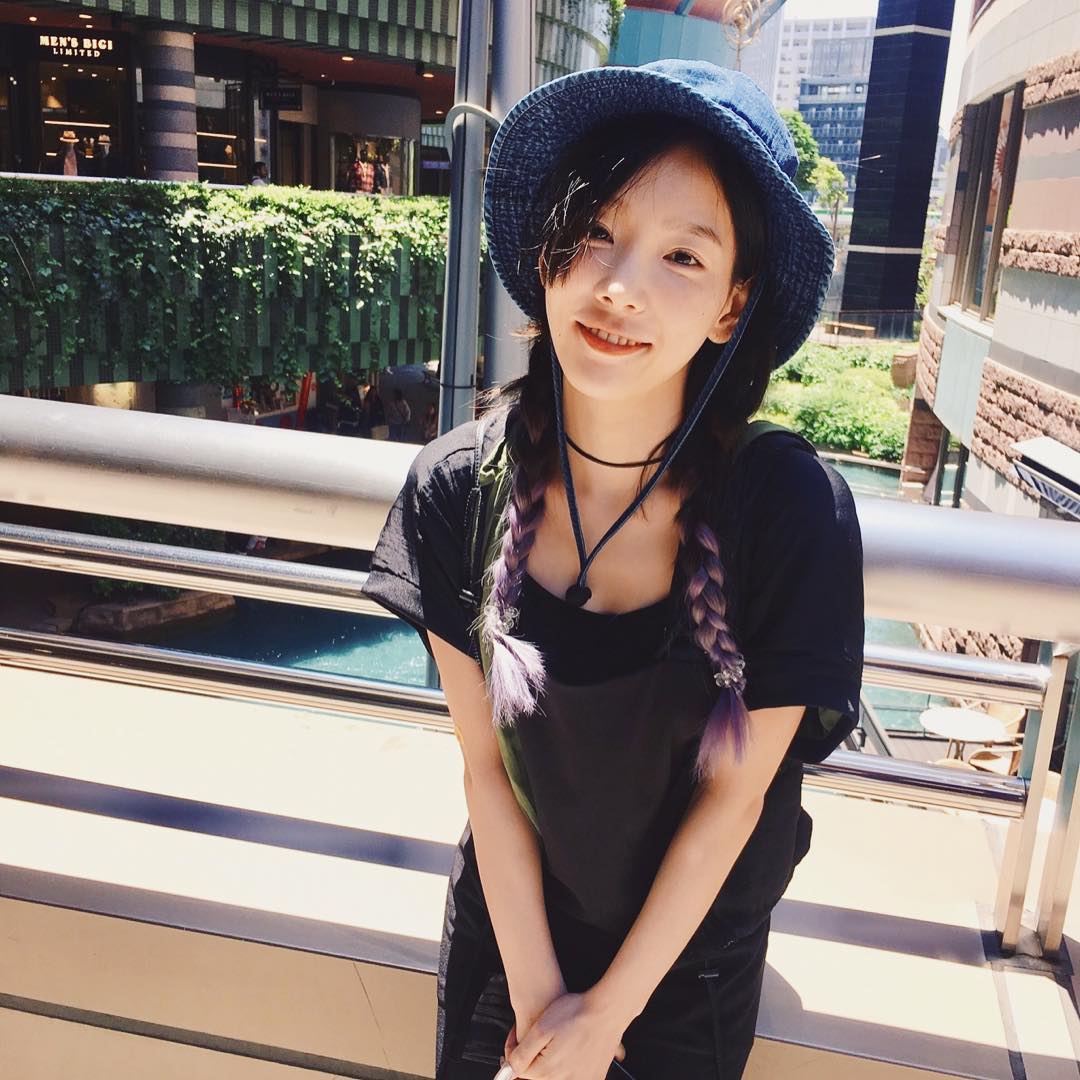 太妍日前在instagrampo出去日本旅遊的小影片,影片中的太妍幾乎沒帶什麼妝容,但能看的出她的皮膚保養的非常好,粉絲也紛紛表示太妍這長相根本不合理,因為實在太童顏啦!