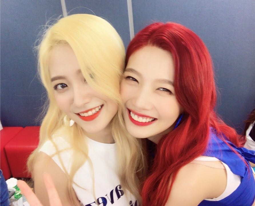 Joy在電台上提到前陣子RedVelvet跟BLACKPINK成員們公演結束後一起去吃韓牛,結果開心地吃著飯與Joy聊到媽媽的話題就哭了...竟連坐在一旁的成員也被Joy的舉動嚇壞了