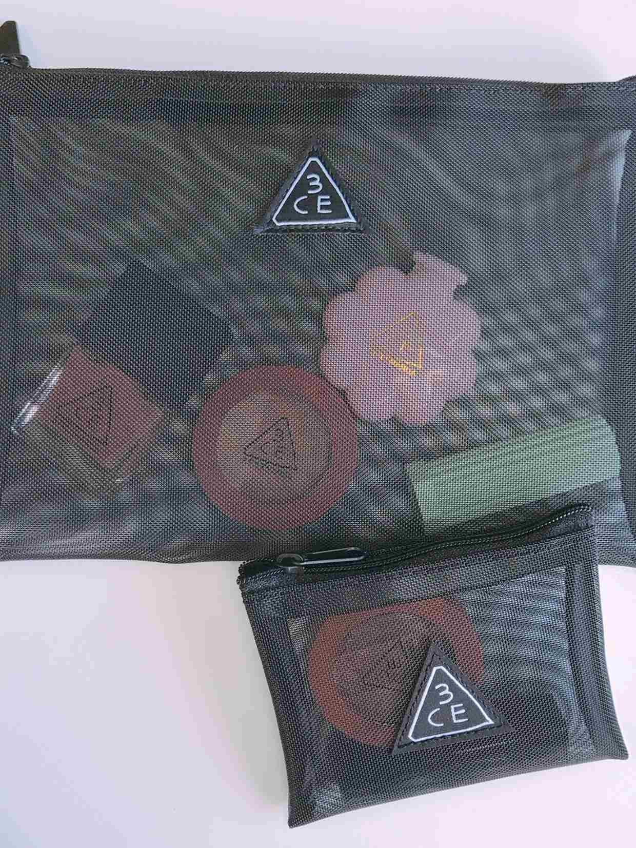 再來是歐膩買的兩個化妝包-3CE MESH POUCH,裡面有一大一小可以讓你裝,大的其實容量也滿充足的,不過歐膩很好奇小的化妝包究竟可以裝什麼?