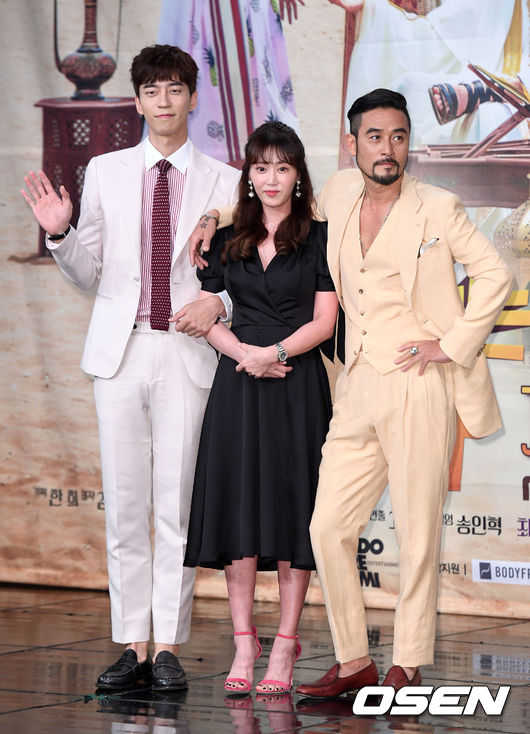 ✿TOP 6 - MBC《死而復生的男人》
話題佔有率:7.32%
➔上升14個名次
※由崔民秀、強藝元、申成祿、李昭娟主演,此劇講述生活富裕的王國伯爵為找尋女兒來到韓國後發生的故事。粉絲們如果常看韓國綜藝或戲劇的話,肯定對崔民秀( Running Man獵人 )、申成祿(《來自星星的你》反派)兩位男主角不陌生吧,而這次兩人突破形象挑戰喜劇!
