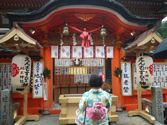 #戀愛:地主神社
說到京都最有名的求姻緣神社,絕對非『地主神社』莫屬啦!位在清水寺內的地主神社佔地不大,卻是有絡繹不絕的人前往參拜,當中除了慕名而來的觀光客,也有許多祈求戀愛順利的日本女孩,可見地主神社的靈驗!
而在地主神社中,最知名的應該就是這座『戀愛石』了!據說,如果閉著眼睛可以成功的從其中一座戀愛石走到另外一座,那這個人的戀愛運就會很順利!