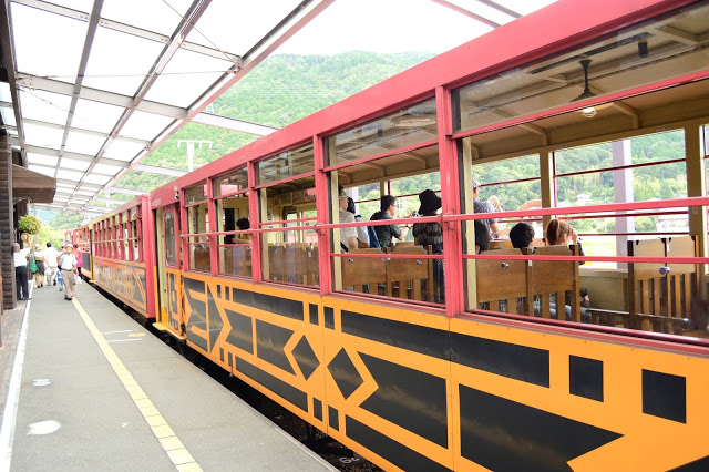 2. 嵐山小火車簡介
嵐山小火車與嵐電並不相同,嵐山小火車為嵯峨野觀光鐵道所推出的觀光型列車,總共有四站,分別為嵯峨站、嵐山站、保津峽站、亀岡站。
如果想要前往嵐山小火車,主要有下列兩種方式:
JR 嵯峨野線,坐到馬堀,再徒步至亀岡站。
坐嵐電(京福電鐵),到嵯峨站。