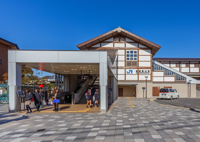 【嵯峨站】
嵯峨站以紅色磚瓦建造而成,車站入口旁則設有19世紀廣場,展示D51型蒸氣火車頭、車輪造型的紀念碑,19世紀廳內則有咖啡廳,以及管風琴和大鍵琴的擺設,復古味與文藝氣息濃厚,拍照、打卡都超級適合!
如果你是鐵道迷,也別錯過立體京都模型JAPAN館,此為日本知名的鐵道立體模型館,以超精緻的立體模型再現清水寺、金閣寺等知名景點,出示小火車票還能折抵門票100日幣!