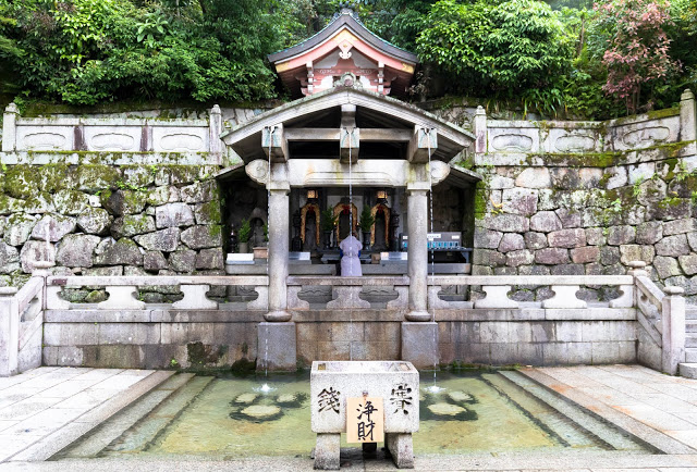#健康:清水寺
來到京都一定要走一遭的清水寺中可是有可以保佑身體健康的靈驗瀑布喔!那就是『音雨の淹』中的延命水(長壽水)!
音羽の淹有三道泉水,面向泉水台由左至右分別為學業、戀愛、長壽,大家可以選擇想要祈求的項目取一瓢泉水飲用。小小題外話,很多人會覺得取飲水的瓢應該很不衛生吧?如果這樣認為可就大錯特錯了!瀑布平旁邊有以外線殺菌的至瓢處,在人們使用後立刻可以殺菌,相當的衛生喔!