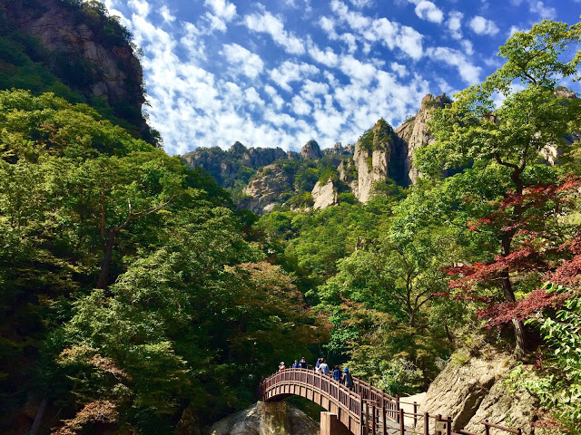 6.雪嶽山國立公園(설악산국립공원)
雪嶽山位於江原道,在1970年被指定為國家公園。雪嶽山也是每年韓國楓葉最早轉紅的地方,吸引了很多遊客來賞楓,而且有許多登山路線可以挑戰。