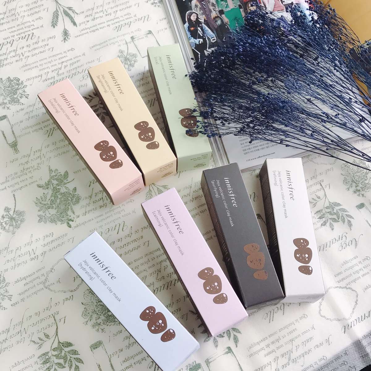 這次的innisfree火山泥調色面膜總共有七款喔!黃色(淨白)、藍色(保濕)、粉色(活力)、綠色(調理)、紫色(鎮靜)、白色(柔嫰)、黑色(淨化),各個顏色有不同的功效,大家可以選擇適合自己肌膚的顏色,或者是可以分區使用。