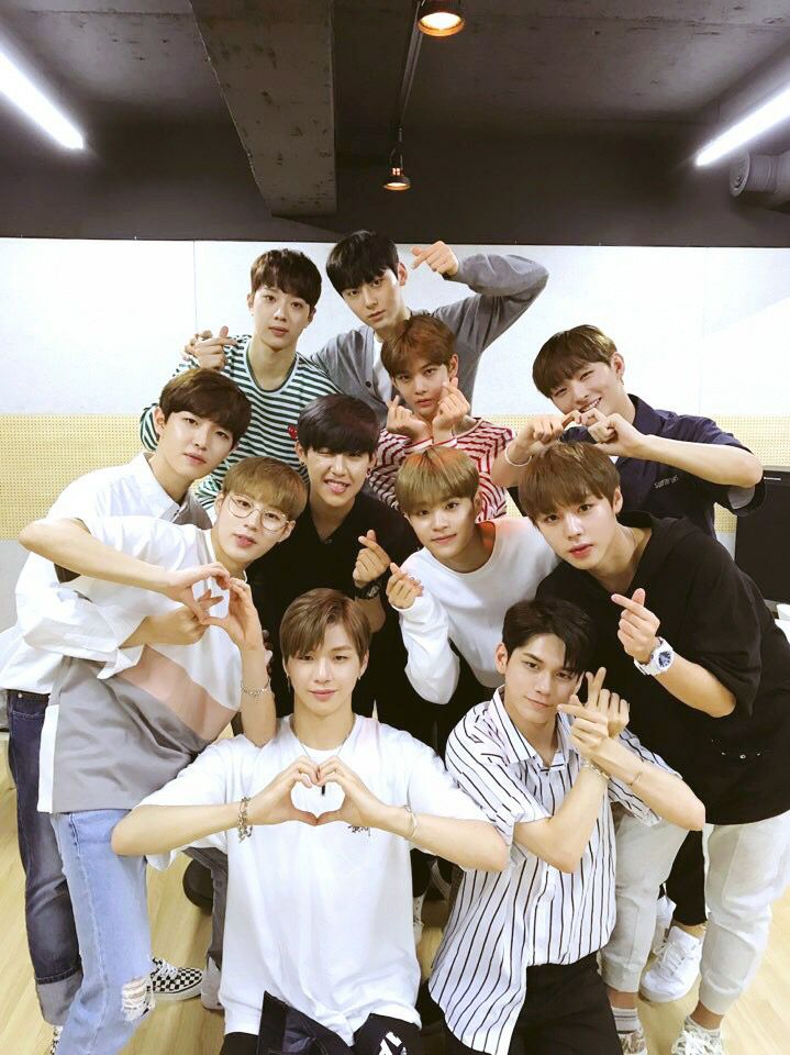 《PRODUCE 101》結束後,最終以「Wanna One」之名活動,成員包含尹智聖、河成雲、黃旼泫、邕聖祐、金在煥、姜丹尼爾、朴志訓、朴佑鎮、裴珍映、李大輝、賴冠霖共11位組成,不管在韓國、日本、台灣,甚至是全世界都擁有超高的關注度,八月七日也即將正式出道,讓許多粉絲可是期待不已