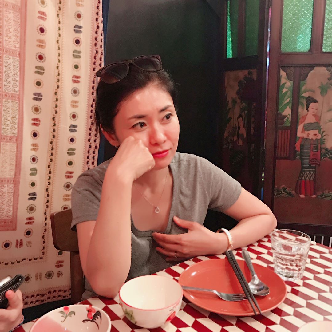 想必大家也很好奇Somi媽媽就竟長什麼樣子吧
Somi也常在instagrampo出和媽媽的合照
網友也大讚媽媽也很漂亮,看起來就像Somi的姐姐
