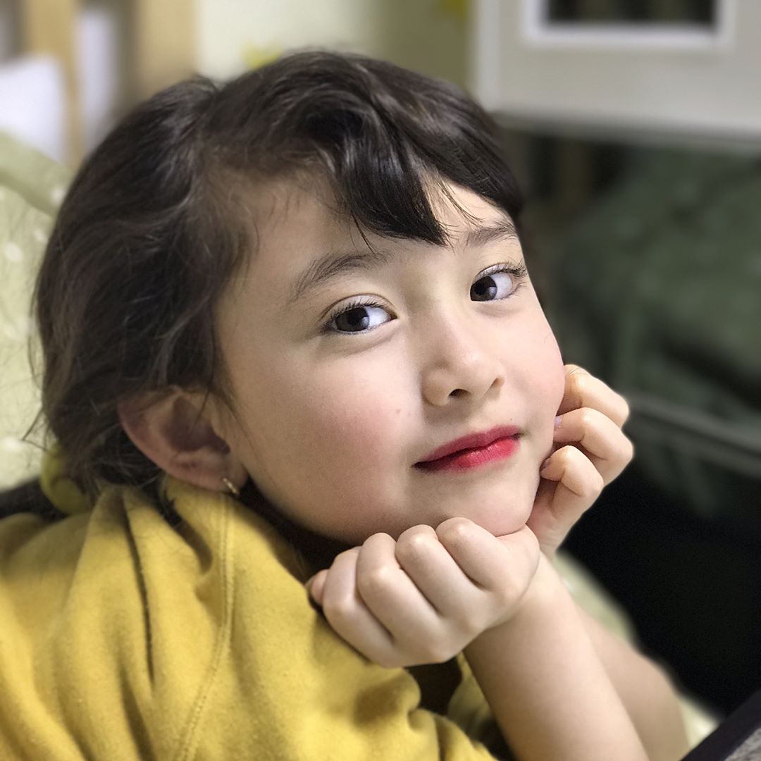 Somi絕對是十足的妹控,經常在 instagram曬出妹妹的美照
由於兩人歲數差距有點多,Somi也展現出姐姐的風範很照顧妹妹
已經不少網友紛紛敲碗希望妹妹以後能出道了(笑XD)