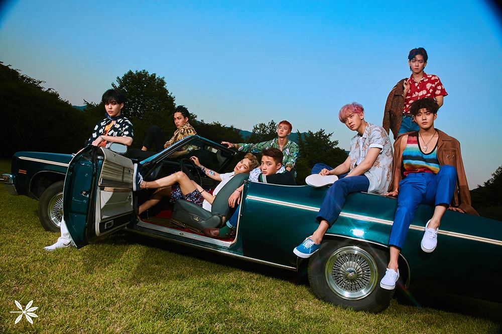 EXO-Ko Ko Bop
樂評:金敏載(音譯)
評價:三顆星
製作公司果然是相當聰明的。
新歌不僅固守著最新的電子舞曲流行樂,這次他們新添入手的卡片則是-雷鬼。
在雷鬼的節奏之下(特點是強拍在二、四拍上。)副歌顯得鮮明,再加上EDM式的高潮部分,增加了聽覺的趣味感。
副歌的混音部分,可說是而這次的曲風混合相當成功的原因。
不僅均衡地抓住各種聲音的要素,同時也沒忘記把握住歌曲的旋律。