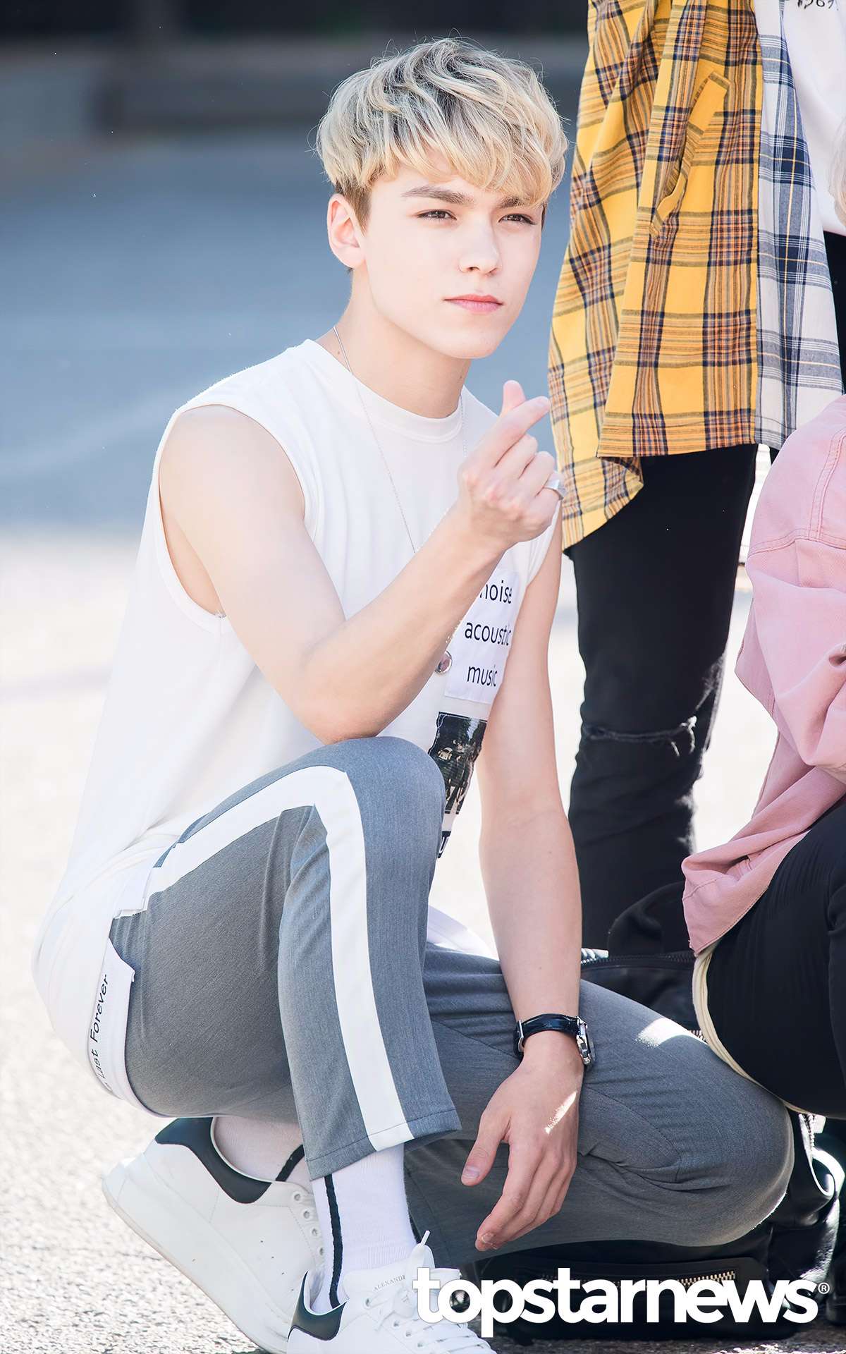 Seventeen Vernon
爸爸是韓國人、媽媽是法國裔美國人的Vernon!
從小就因為深邃帥氣的外貌備受矚目的Vernon,在經歷過長時間的練習生活,最後以組合Seventeen成功出道了,而屬於Hip-hop Team的Vernon在對內的擔當Rapper的角色,而Vernon可是在女性粉絲中擁有著相當高的人氣~