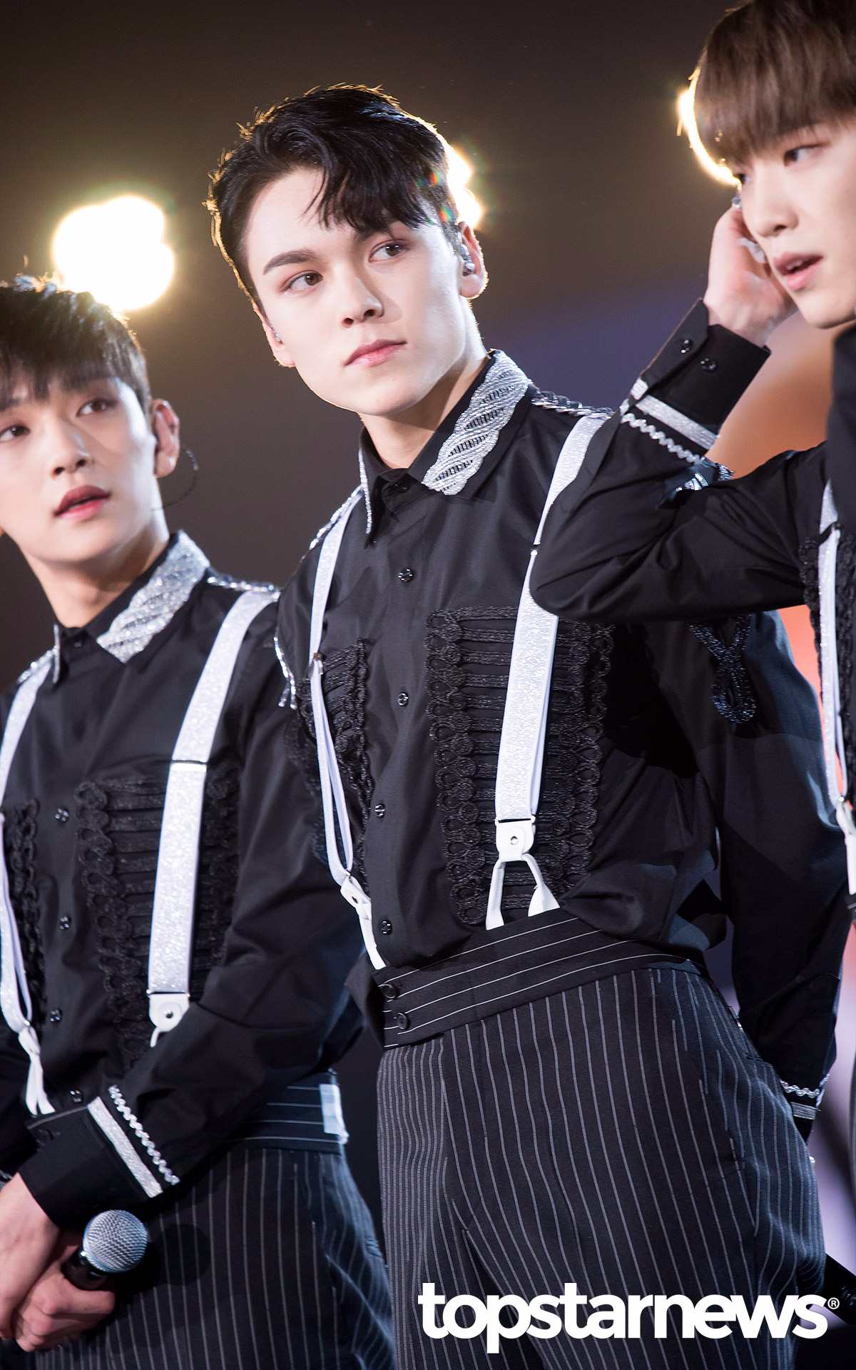 而在以Seventeen 出道之前,Vernon也曾出演《Show Me The Money4》提升了自己的知名度。
但其實Vernon因為出演了《SMTM4》對於成員感到很抱歉,因為他認為自己不足的表現,使得Seventeen還沒出道就背負著罵名,但成員們卻相當感謝Vernon讓Seventeen有了曝光的機會。
