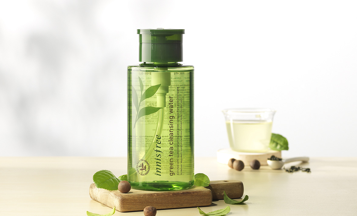 innisfree 綠茶卸妝水
除了壓頭完全複合懶人!綠茶中的〝兒茶素〞對人體的部分細菌具有抗菌抗衰老的功效,甚至直接使用現泡的無糖綠茶輕拍來鎮靜肌膚也是在韓國流傳已久的方法囉!