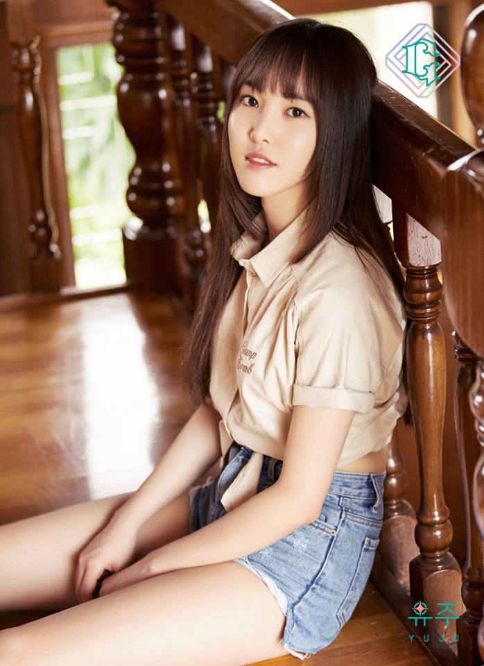 △Yuju
Yuju這次選擇了能夠顯腿長的穿搭,利用短版襯衫將尾巴綁起,露出一點腰部線條,讓他看起來有點性感的魅力,配上一件高腰短褲也能讓腿看起來更長!