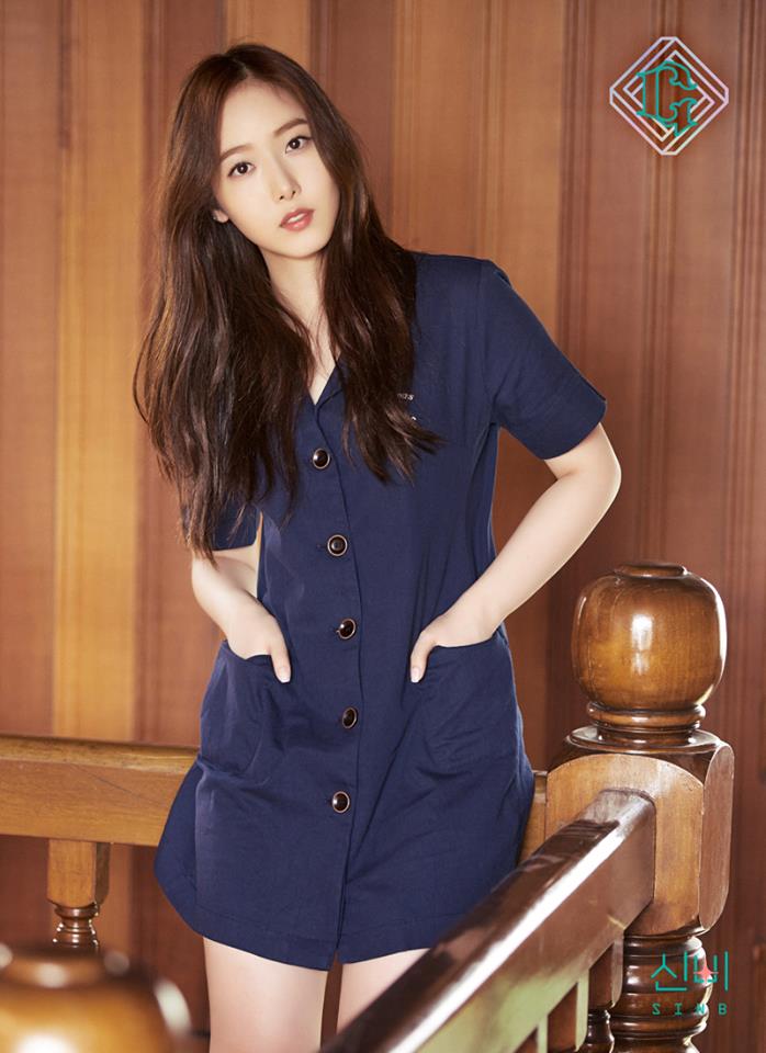 △SinB
選擇深藍色的連身洋裝,整件衣服的特色著重在於鈕扣的設計,在樸素的洋裝中顯得非常亮眼。這種深藍色會讓膚色看起來更白,女生不妨可以試試看這造型喔!