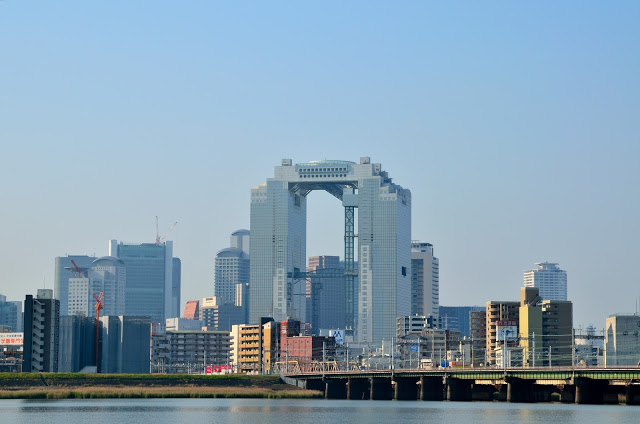 3. 梅田藍天大廈 空中庭園展望台
高達173公尺40層樓的梅田藍天大廈擁有日本數一數二的360度屋頂完全開放式展望台,整個大阪夜景皆能盡收眼底!空中庭園也被打造成情人聖地,還有求戀愛成就的小小神社喲!