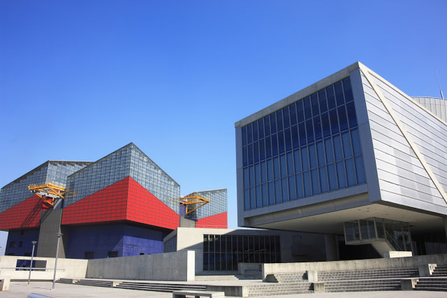 【行程二:大阪海遊館→天保山摩天輪→聖瑪麗亞號→道頓崛、心齋橋】
1.大阪海遊館
千萬別小看這間位於天保山的海遊館,它可是堪稱全世界最大的水族館之一喔!海遊館的外觀也相當的有趣,仔細看,它是設計成一個大型水族箱的樣子,館內則有四層樓高的超大型水槽,遊客可以循著設計的路線由下往上參觀。