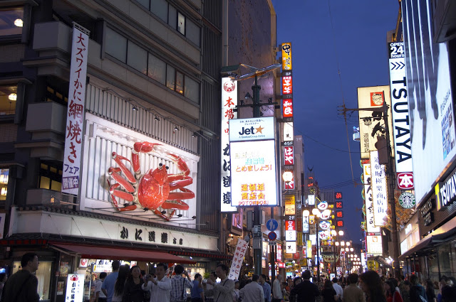 4.道頓崛、心齋橋
周遊卡使用:道頓崛水上觀光船
道頓崛其實是一條河的名字,現在則變成了大阪的旅遊指標,這邊以充滿許多美食而著名,晚上就在這裡一間接著一間地品嚐道地的大阪小吃吧!另外,就在道頓崛附近的心齋橋,藥妝、流行服飾、迪士尼專賣店等皆可以在這邊找到,不妨在這裡瘋狂採購一番!