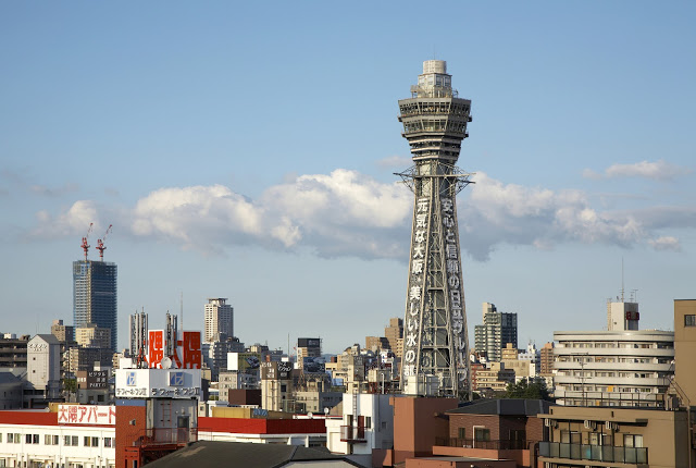3.通天閣賞夜景
通天閣有「大阪艾菲爾鐵塔」的美稱,是大阪的標誌性存在,這棟鋼筋外觀的建築物以曾擁有全世界最早的圓形電梯和日本最大時鐘而聞名。雖然通天閣不算高,但這裡視野極佳,可以飽覽整個大阪風光。另外,通天閣裡還有「Billiken」神像,聽說摸它的腳底就能得到好運氣喲!