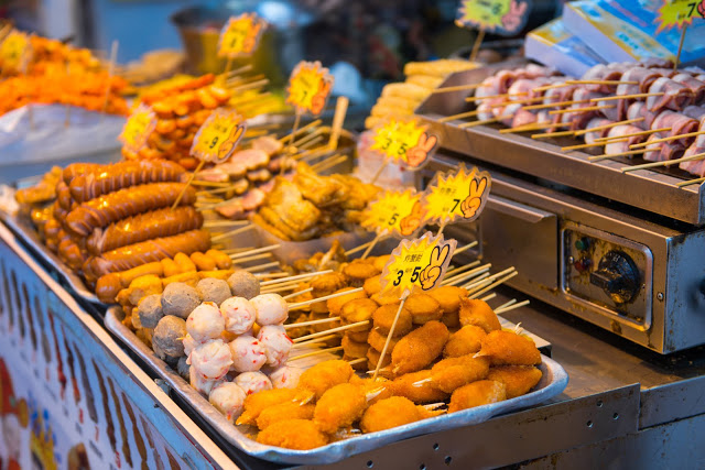 3. 煎釀三寶 Three of a king
煎釀三寶其實就是不同的煎釀食物,主要有茄子、青椒和豆腐、紅腸、魚蛋等。這種小吃大多讓顧客以「十蚊四件」的價錢,從一堆煎釀食物裡挑選,選好後,再沾著醬油吃。
【推薦店家:泉昌美食】
▶︎地址:灣仔灣仔道150號D舖
▶︎營業時間:13:00-21:00
▶︎電話:+852 2575 8278
▶︎交通:港鐵「灣仔站」 A3 出口,步行約6分鐘。