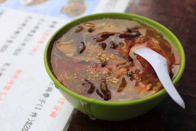 4. 碗仔翅 Fake shark's fin soup
碗仔翅是一種香港街頭仿魚翅羹小吃,其材料以粉絲為主,冬菇絲和雞肉絲常被加入一起烹調,讓口感更為豐盛。吃碗仔翅時,可按個人喜好加入麻油、醋、白胡椒粉和辣椒油等調味。
【推薦店家:呂仔記】
▶︎地址:筲箕灣東大街121A號
▶︎營業時間:14:00-00:00
▶︎電話:+852 2885 8590
▶︎交通:港鐵「筲箕灣站」B2出口。