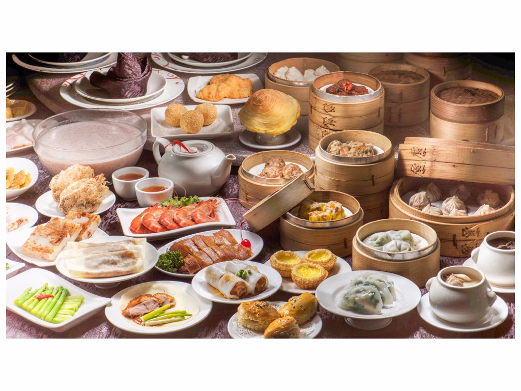 5. 缽仔糕 Put Chai Ko
如果不吃煎炸的食物,香港的缽仔糕就一定要試試!看著老闆在一個個小瓷碗中倒出晶瑩通透的糕點,再以竹籤串起來吃,每一口都帶著濃濃的懷舊氣息。缽仔糕一般有紅豆和白砂糖兩種口味。