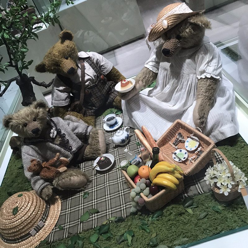 #來一次和泰迪熊的親密接觸吧
濟州島有很多可愛的博物館,泰迪熊就是其中一個。這裏展覽了各式各樣主題的泰迪熊,靜態的動態的,復古秀的,科幻類的,田園風的,還有韓劇宮裡出現的宮廷風,一定讓你大呼怎麼這麼可愛!好想抱幾只回家啦!