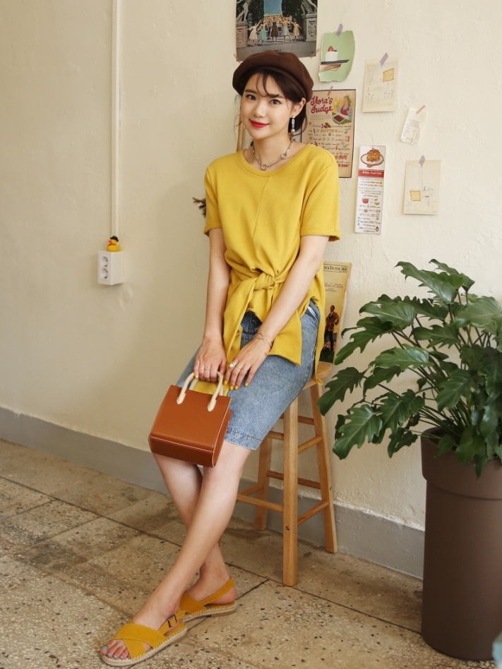 #涼鞋(原價NT$1,392→折扣後NT$1,183)
夏天走在韓國街頭真的不誇張,韓妞就是人腳一雙啊!另外像是半包鞋也是超紅,就是絕對不能錯過的單品!而鞋涼鞋折扣超驚人,價差竟然有200多,可以各個款式都來一雙嗎?