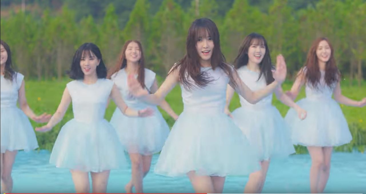 而且MV中最讓人驚豔的,當然就是一段在水中群舞的場面。不僅和 GFRIEND 青春的形象非常搭配,在GFRIEND昨天的回歸舞台上,更是直接把水池給搬上舞台,為她們這次的回歸帶來不少的話題性。