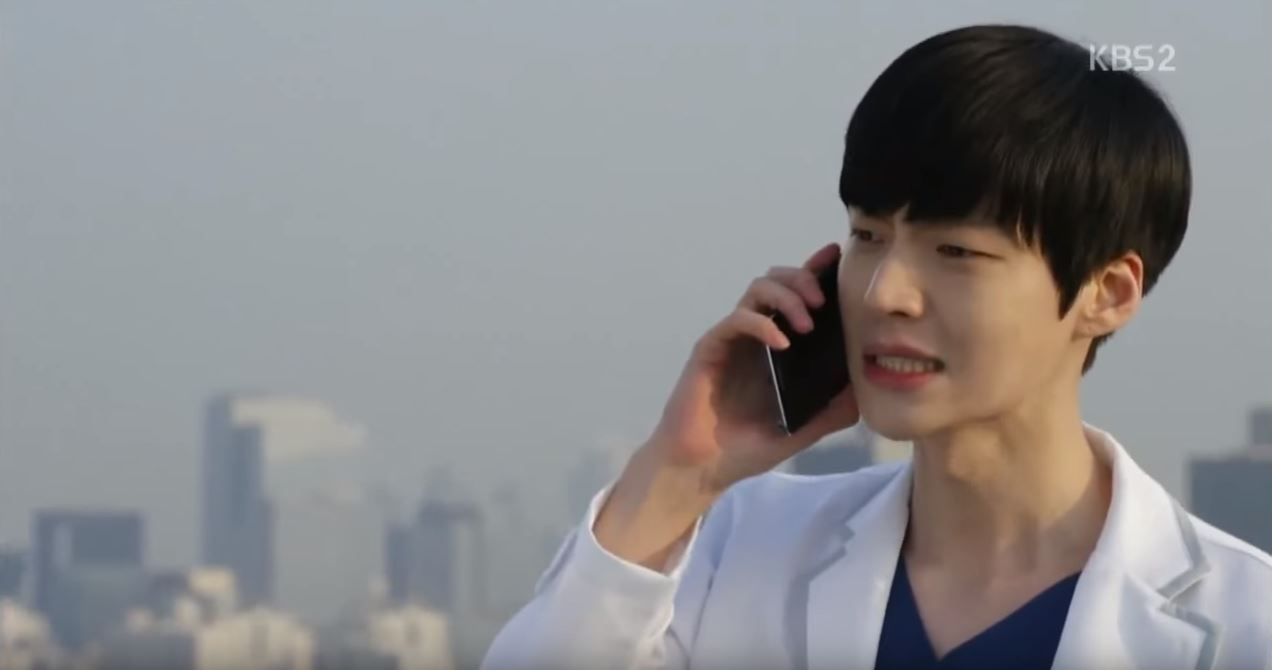 先前和具大人合演的定情戲《Blood》就因為太過僵硬和生澀的演技,再加上空洞的劇情讓不少原先期待的粉絲棄追。之後在《灰姑娘與四名的騎士》裡飾演輕浮、任性的富家子弟,本來粉絲以為輕鬆的角色會比較好詮釋…但卻又再度讓粉絲失望