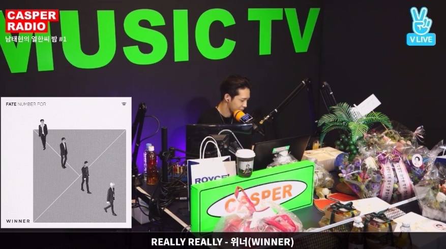 最近也在V-LIVE的可視網路廣播直播播放WINNER的歌曲《REALLY REALLY》。
還說「最近WINNER也要出新歌了呢!而我們WINNER的一直都是相當努力的組合,所以這次的新歌一定會是相當棒的歌曲!希望大家給予支持~現在我們就來聽一下WINNER的歌曲《REALLY REALLY》」
還說了聽到他們八月要回歸的消息,他也非常期待