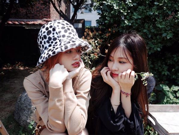 到了現在Lisa進入公司邁入第6年,韓語已經是可以在廣播上也能嘰哩呱啦的和主持人聊天的等級,甚至之前還透露過因為Jisoo說她是「外國人」而覺得傷心!就知道Lisa來到韓國這麼多年,早就覺得自己和韓國當地人差不多了