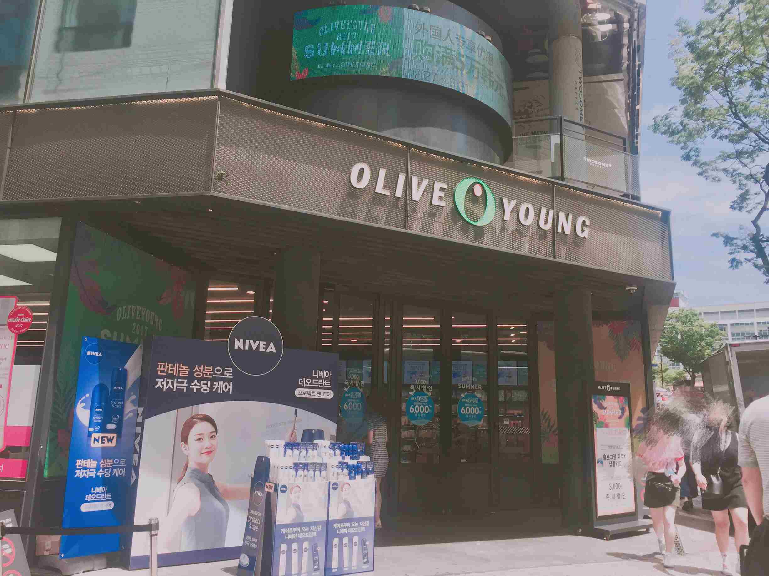 Olive Young 明洞總店,一共有兩層,超級大,能在裡面逛兩小時,從頭到腳,價格從低到高的護膚品都能在這裡面買到。其他分店找不到的產品,在這裡你都能找到~