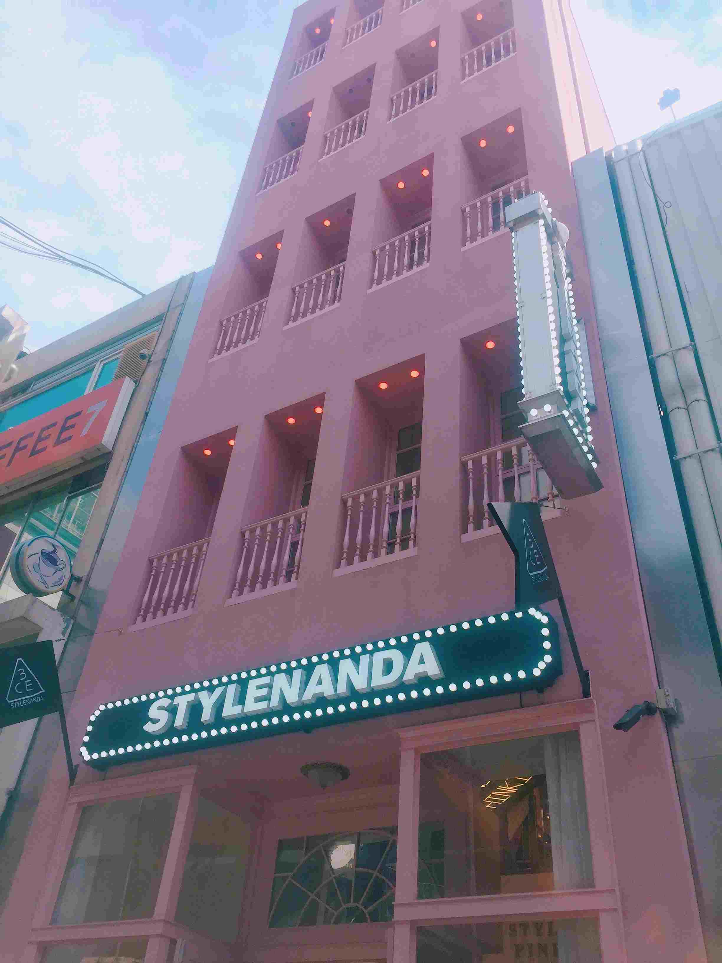 Stylenanda Pink Hotel 太粉了,少女心的取向狙擊。明洞店一共有六層,B1、1、2三層樓都是3CE化妝品,3、4樓賣衣服,最上面是露天咖啡店,在這裡隨便拍都像是畫報。