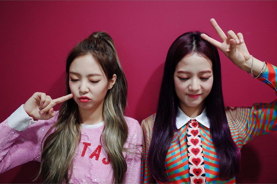 Jennie在直播中提到Jennie媽媽很喜歡Jisoo~~~
尤其Jisoo大跳亂舞的時候,Jisoo一聽到也在直播中跳亂舞,真摯的表情更讓一旁成員笑翻XDDD