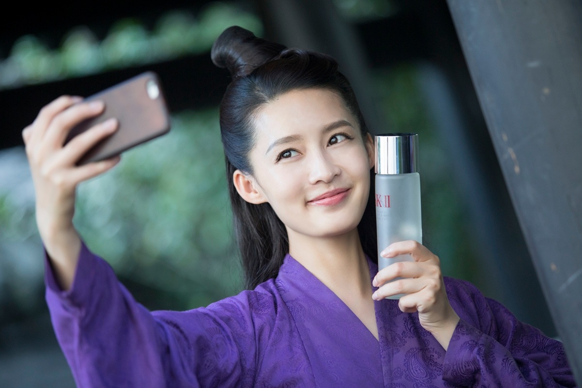 近期大熱的戲劇可說是《楚喬傳》,目前觀看人數甚至已經超過100億次。其中以精湛演技受到大家矚目的,就是新銳演員-李沁。李沁因為《楚喬傳》成為大勢演員,不管是仙氣還是腹黑的角色都能演得維妙維肖。但是要將角色發揮的淋漓盡致,除了本身演技底子夠厚之外,心態上也是很重要的。