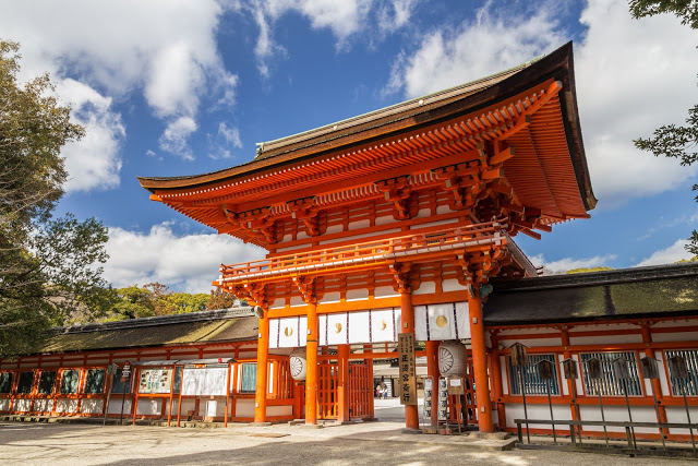 1. 下鴨神社、河合神社
如果你的時間不夠充裕,但卻又不想一成不變的總是參觀清水寺、金閣寺、稲荷大社,那麼小編就很推薦前往下鴨神社和河合神社!
下鴨神社的樓門,是一種內斂的氣勢,帶著些許的張狂與莊嚴,雖不比神宮大,但也不是一般的小神社,裡面是由許多殿所組成,這裡也可以求取戀愛運,所以想求取戀愛的旅客也可以納入清單裡!