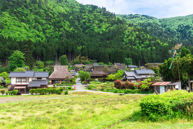 6. 美山町
大家聽到美山町或許覺得很陌生,但它卻是個近期人氣逐漸攀升的近郊景點~如果你受夠了每年觀光客湧入的合掌村,那不妨來美山的『かやぶきの里・北村』吧!從江戶時代一直保留至今的茅葺部落,一樣有著垂簷屋頂,冬天時也會覆蓋上一層白雪,這裡的風景可是一點也不輸給合掌村喔!
除了美麗的景色,這裡還有許多美山特產品,像是美山牛乳、美山牛乳餅乾、還有用美山產的雞蛋做成的生布丁~~~~