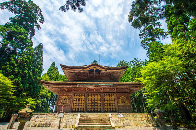 7. 比叡山廷曆寺、琵琶湖
比叡山一直是日本佛教的聖地,給人一種沈穩又幽靜的氣質,其中又以廷曆寺最為人所知,周遭被樹林所圍繞,更塑造一種神聖不可侵犯的莊嚴之感,廷曆寺主要有橫川、東塔、西塔,並以東塔為中心,最多寺廟坐落在這,如果沒有時間逛完全部,就會建議可以只走東塔。