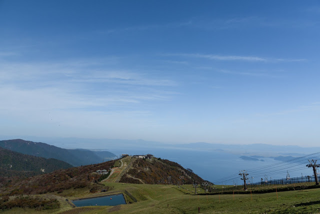 逛完比叡山的廷曆寺後,可以搭上坂本纜車,此為日本最長纜車線路,全長2,025公尺,從山腳至延曆寺站用時11分鐘,透過歐式風格車身的大窗戶,可一覽琵琶湖風光,據說來過比叡山之後的人,就會無法忘記這裡的美景,又會默默地排入下一次的旅途行程中。