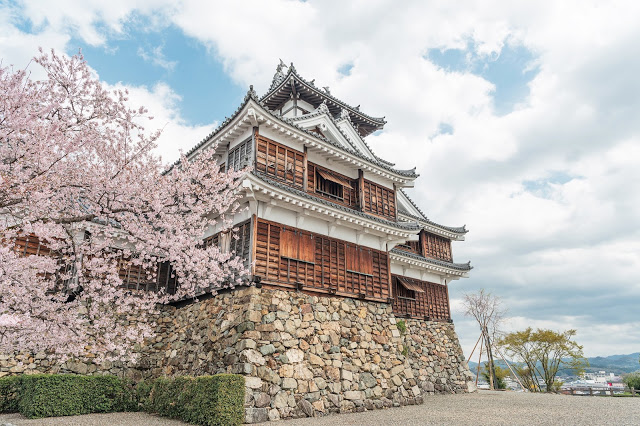 9. 福知山城
許多人總以為京都只有清水寺、稲荷大社、金閣寺這些必訪景點,但位在京都近郊的福知山城真的也很值得走訪!不但可以走進城堡裡參觀日本的古代盔甲,還可以爬上城堡的最頂端一覽福知山市的樣貌,幸運的話也可以遇到館長穿著盔甲裝扮一起拍照喔~